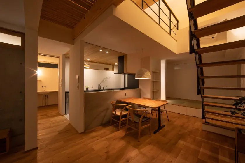 アイアン階段があるリビングダイニング