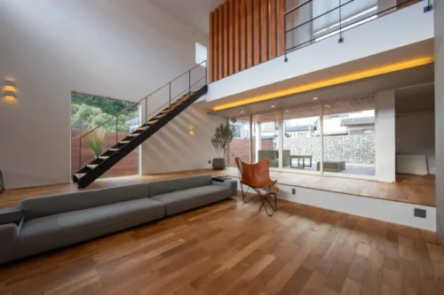 吹き抜けリビングの家 – 豊橋市西高師町で叶えるリゾートガレージ邸宅