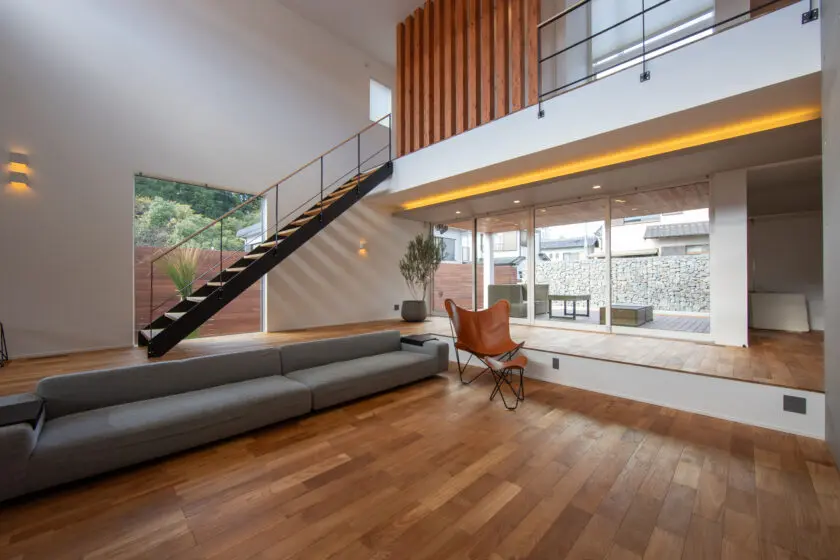 吹き抜けリビングの家 – 豊橋市西高師町で叶えるリゾートガレージ邸宅